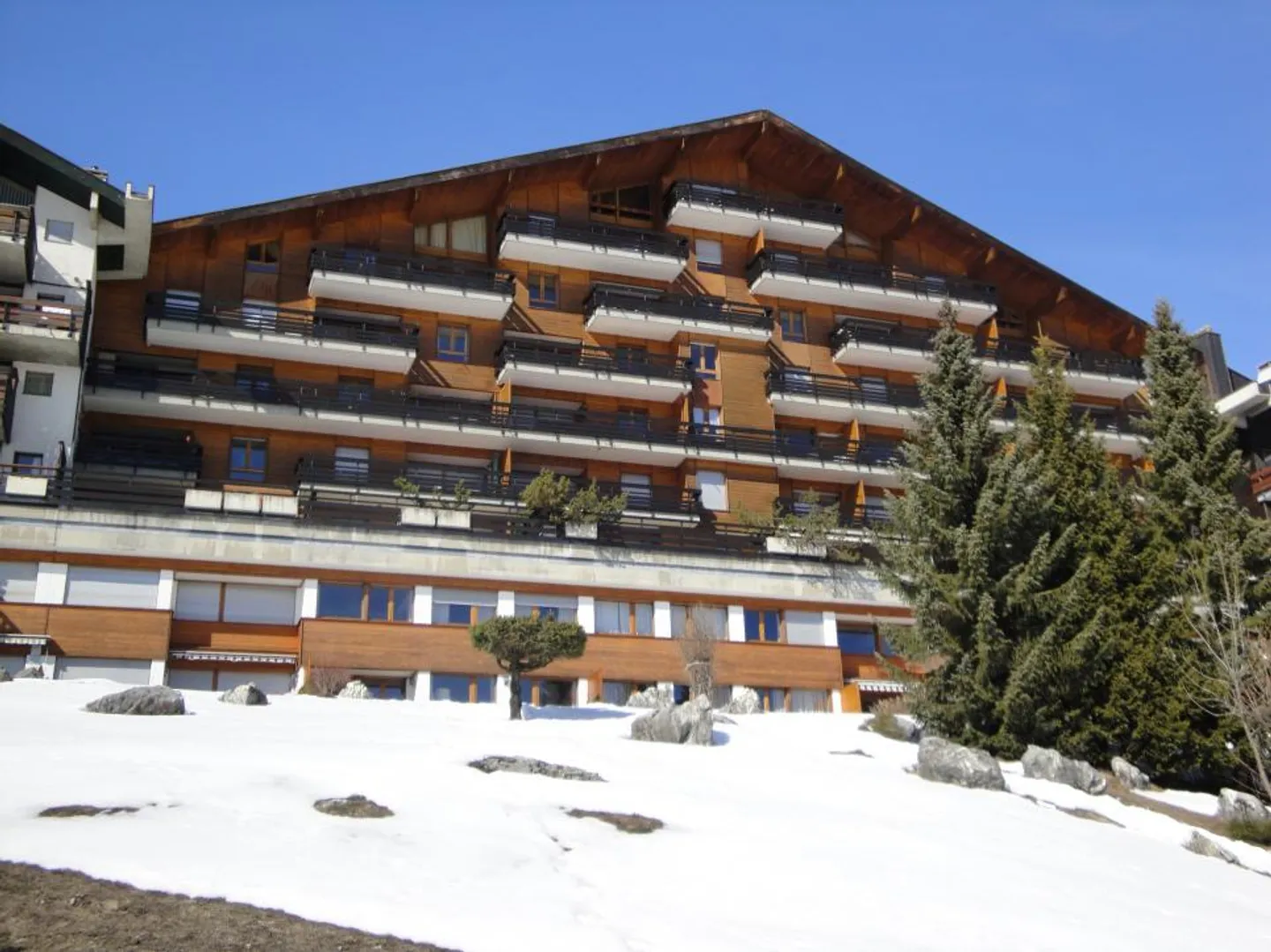 Appartement en location hebdomadaire dans la zone piétonne de la place du village - Photo 12 sur 13