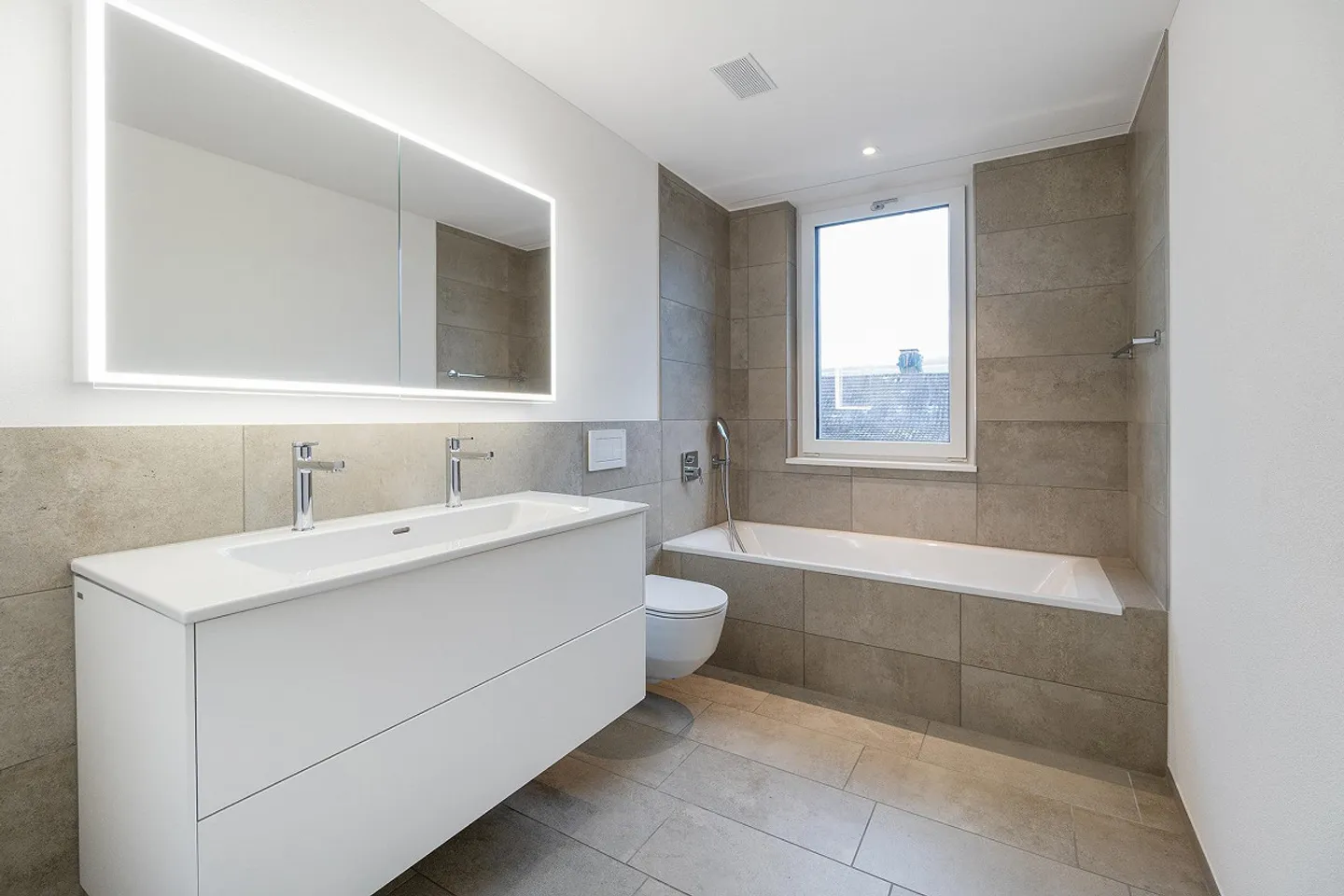 Maison individuelle en rangée familiale dans un emplacement de choix ! - Photo 5 sur 13