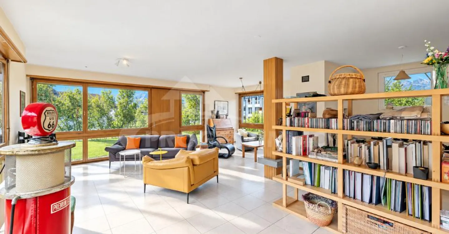 GROUND FLOOR OF A VILLA WITH LARGE GARDEN - Photo 2 of 9