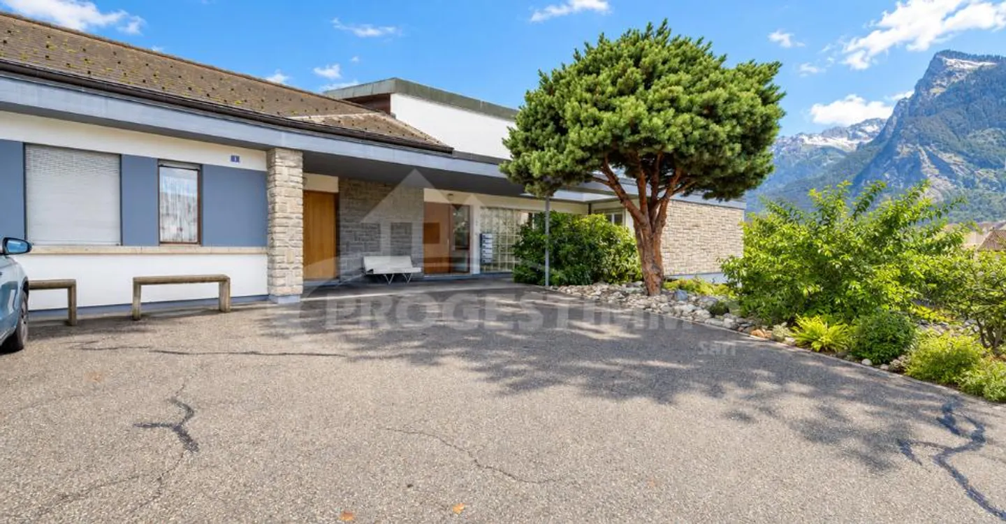 GROUND FLOOR OF A VILLA WITH LARGE GARDEN - Photo 7 of 9