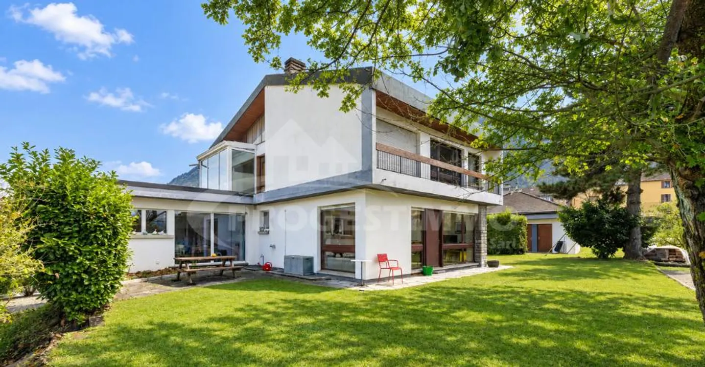 GROUND FLOOR OF A VILLA WITH LARGE GARDEN - Photo 8 of 9