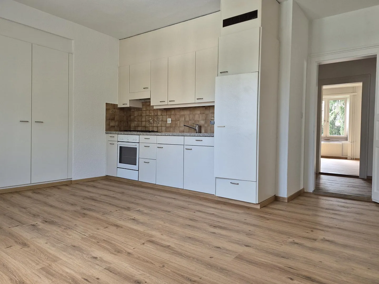 Old building apartment with charm - Photo 2 of 4