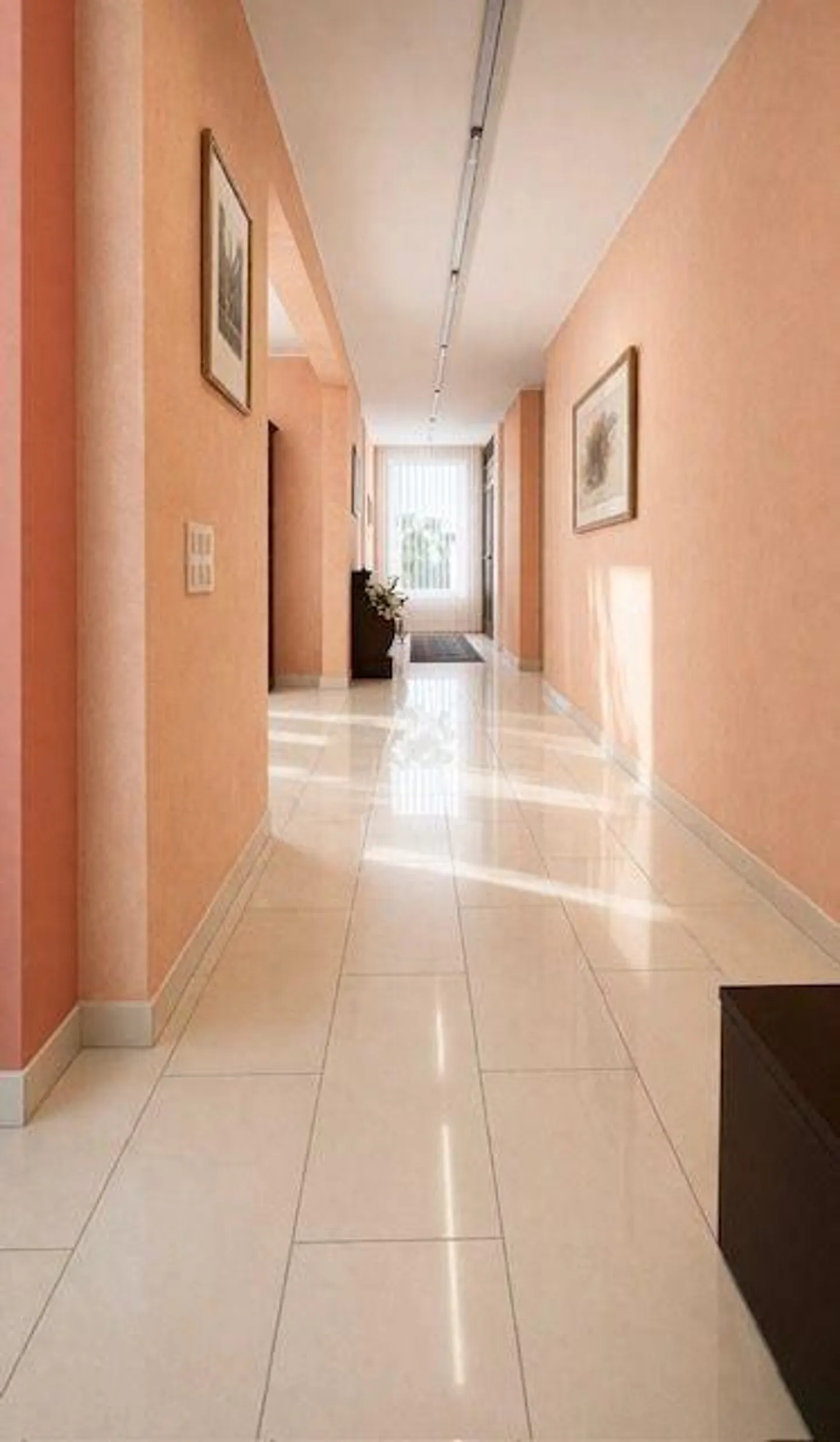 Prestigiosa villa unifamiliare con giardino esclusivo - Foto 23 von 28