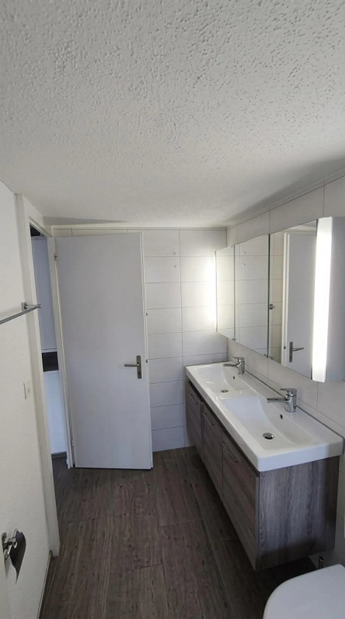 4-Room Apartment with Lake View - Photo 7 of 11