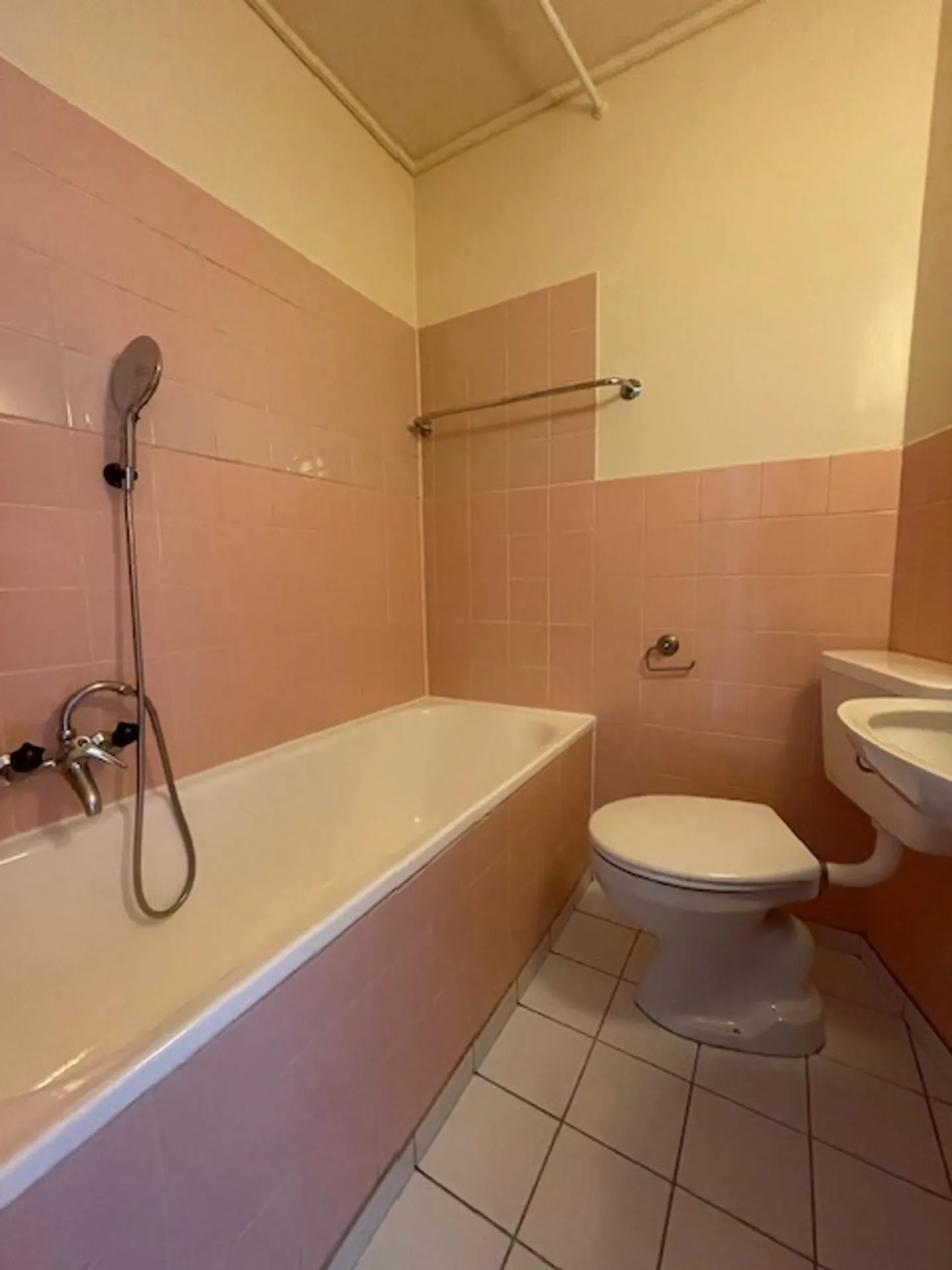 Studio im 4. Stock ideal gelegen - Foto 4 von 4