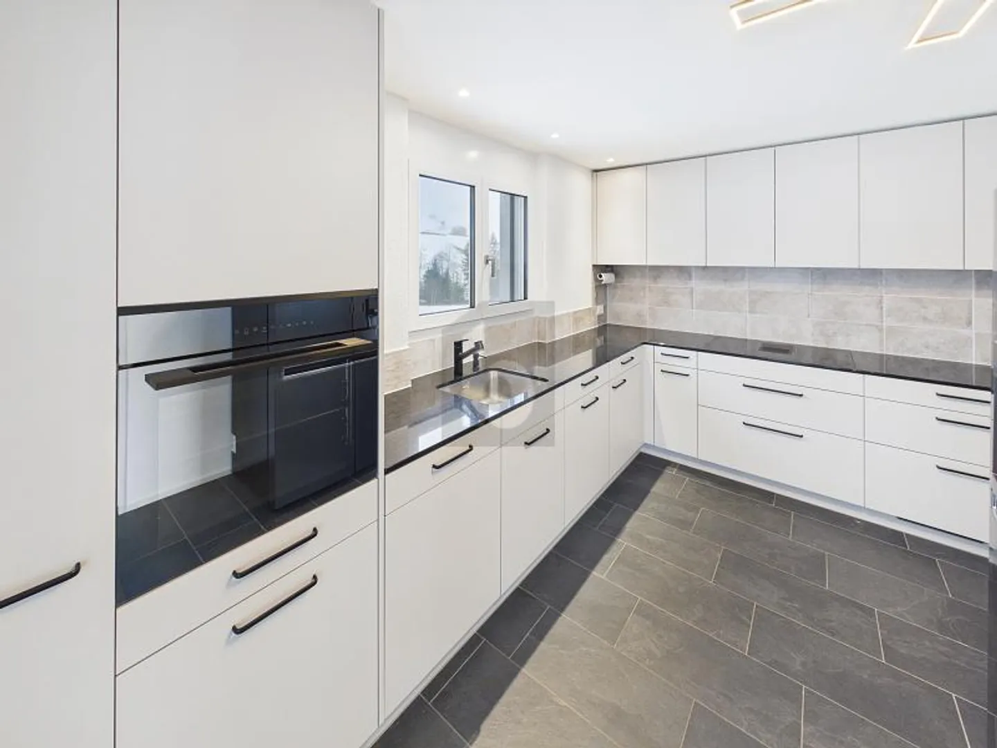 LIGHT-FILLED, MODERN, PET-FRIENDLY - Photo 4 of 6