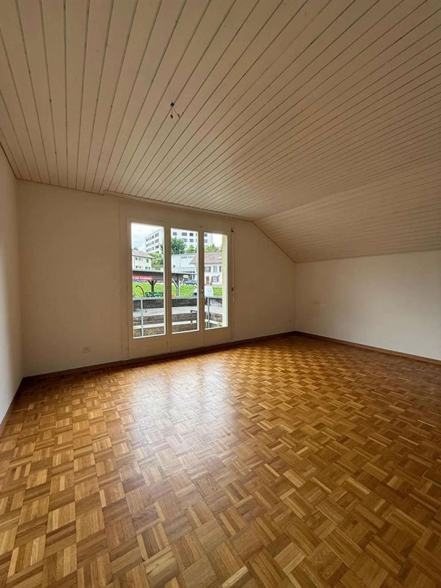 Grosszügige 3.5-Zimmerdachwohnung mit Balkon - Foto 4 von 12