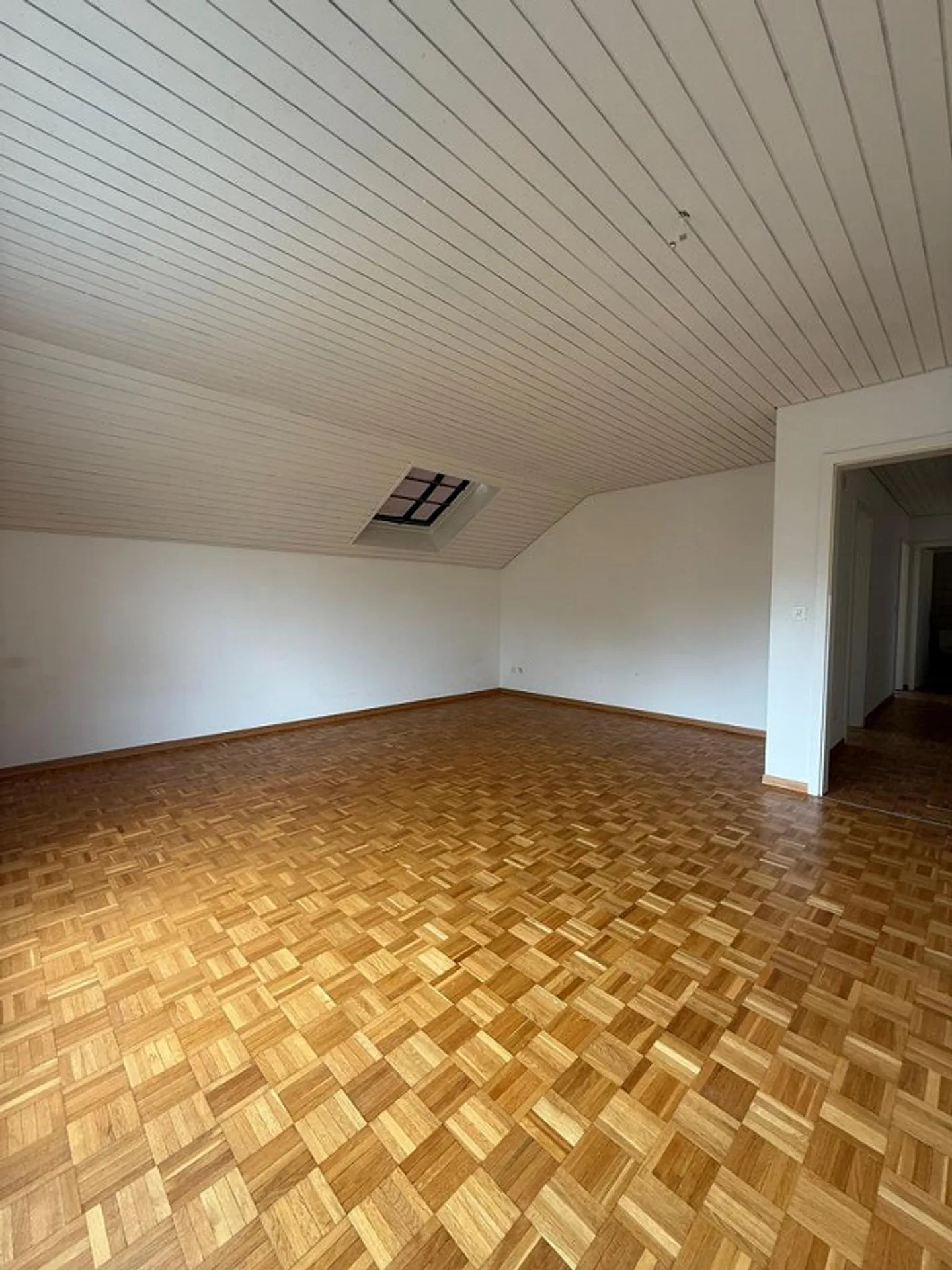 Grosszügige 3.5-Zimmerdachwohnung mit Balkon - Foto 5 von 12
