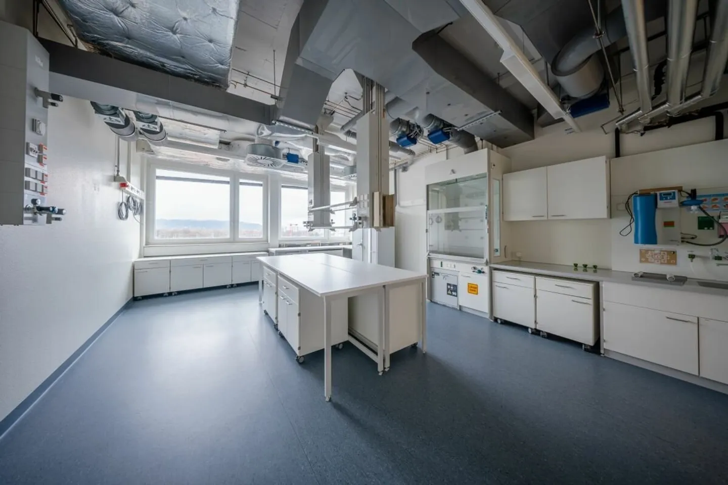 Discover the Future of Research: State-of-the-Art Laboratory Spaces for Groundbreaking Innovations. - Photo 2 of 10