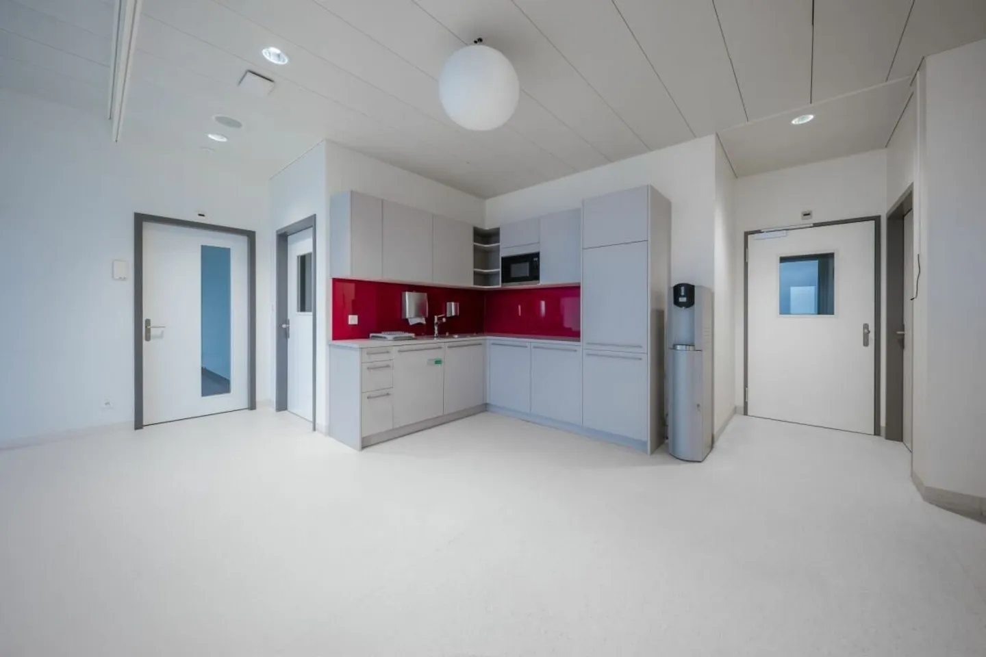 Discover the Future of Research: State-of-the-Art Laboratory Spaces for Groundbreaking Innovations. - Photo 4 of 10