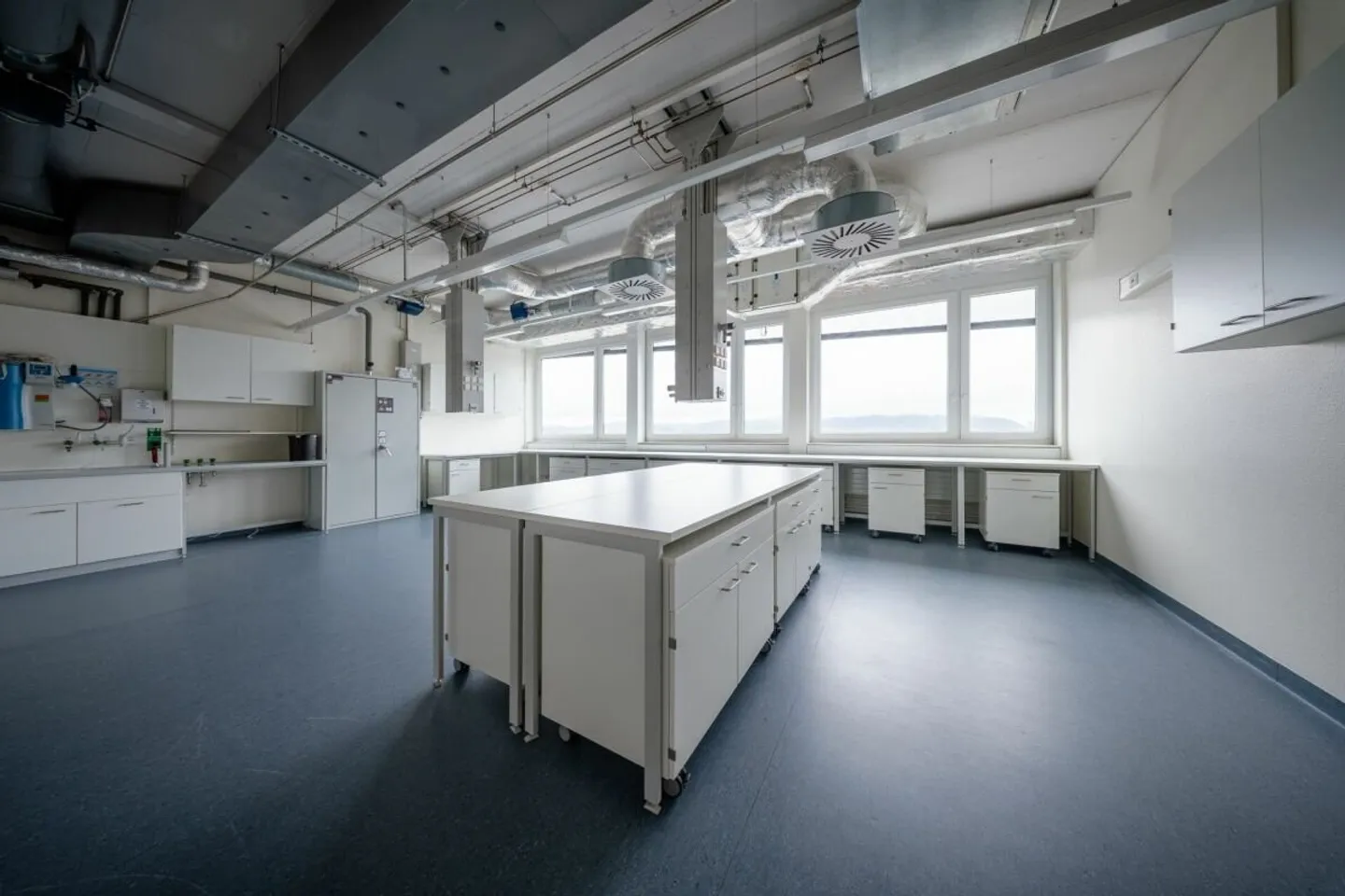 Discover the Future of Research: State-of-the-Art Laboratory Spaces for Groundbreaking Innovations. - Photo 6 of 10