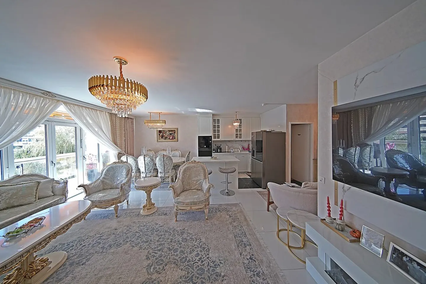 Geräumige 5 Zimmer mit Loggia in der Nähe aller Annehmlichkeiten - Foto 1 von 8