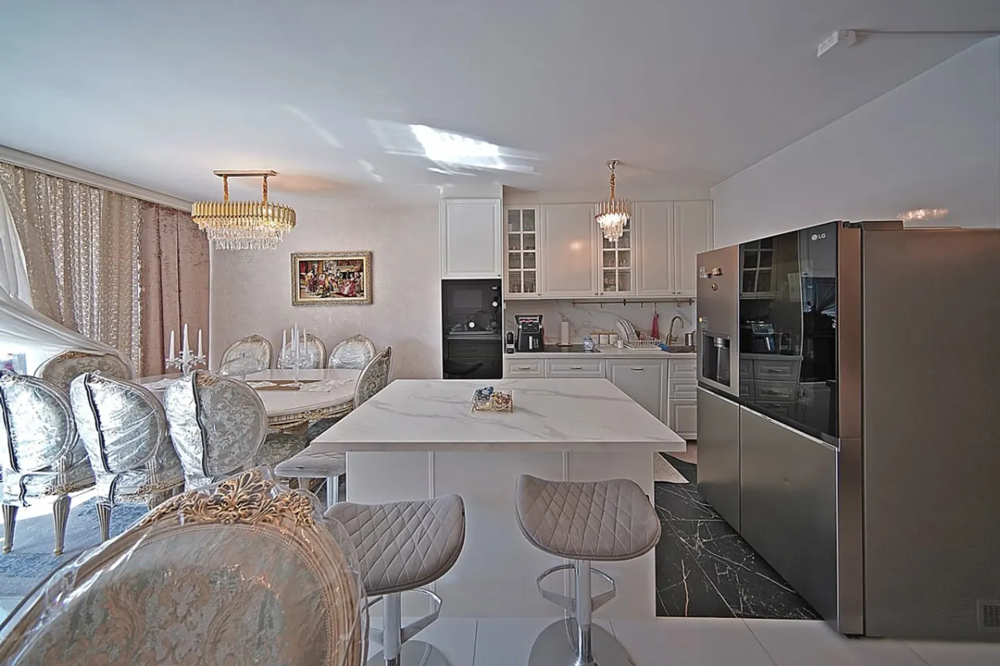 Geräumige 5 Zimmer mit Loggia in der Nähe aller Annehmlichkeiten - Foto 2 von 8