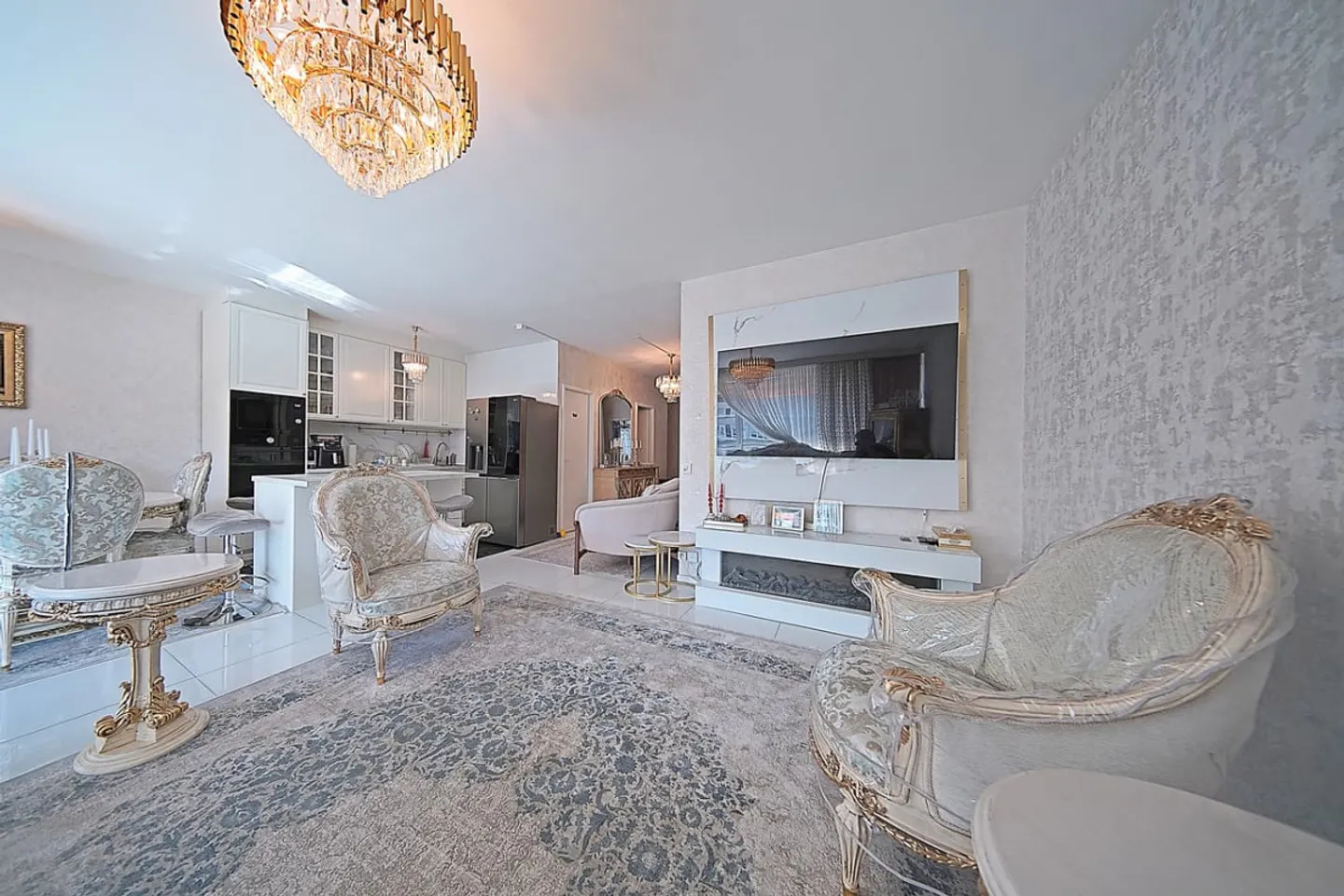 Geräumige 5 Zimmer mit Loggia in der Nähe aller Annehmlichkeiten - Foto 3 von 8