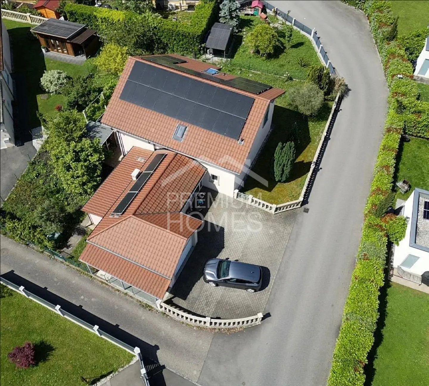 Domicilio da sogno con vasca idromassaggio, impianto solare e tanto spazio a Thielle - Foto 2 di 9