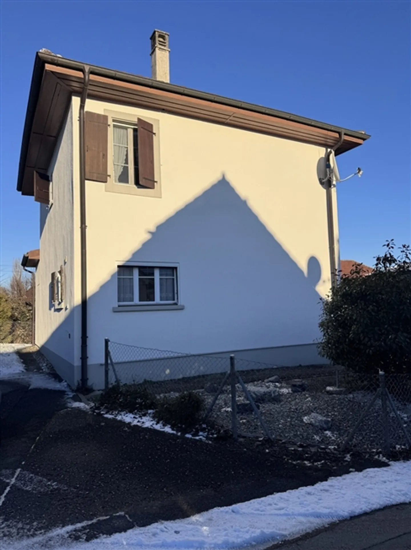 Villars-le-Grand, maison individuelle avec 3,5 pièces, 120 m² + jardin - Photo 2 sur 13