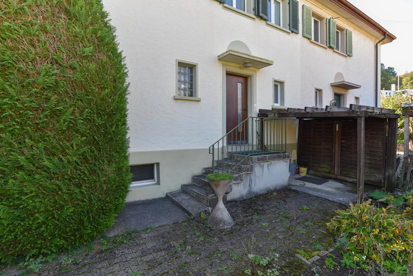 Semi-Detached House with Spacious Garden in Prime Location in Zelgli - Photo 5 of 13