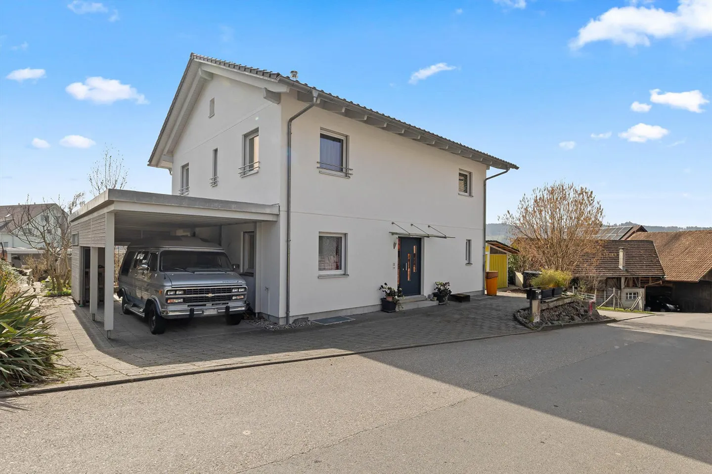 SPACIEUX & CONFORTABLE – MAISON INDIVIDUELLE MODERNE DE 5,5 PIÈCES - Photo 1 sur 5