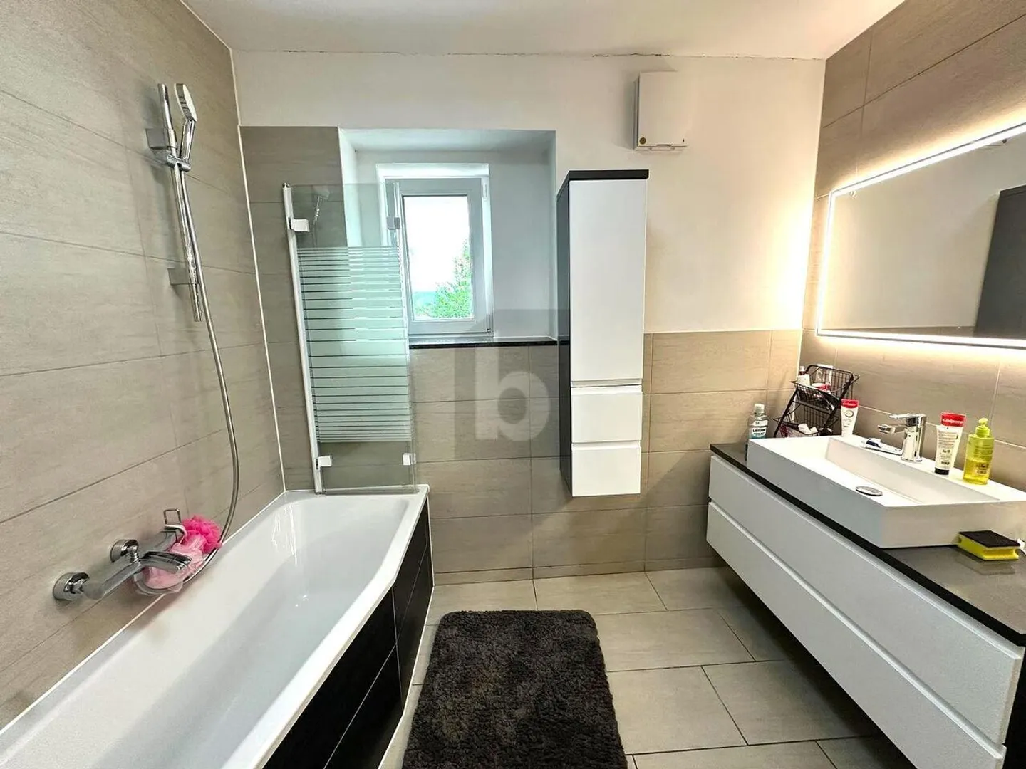 HIGH-QUALITY FULLY RENOVATED IN A QUIET LOCATION - Photo 5 of 6