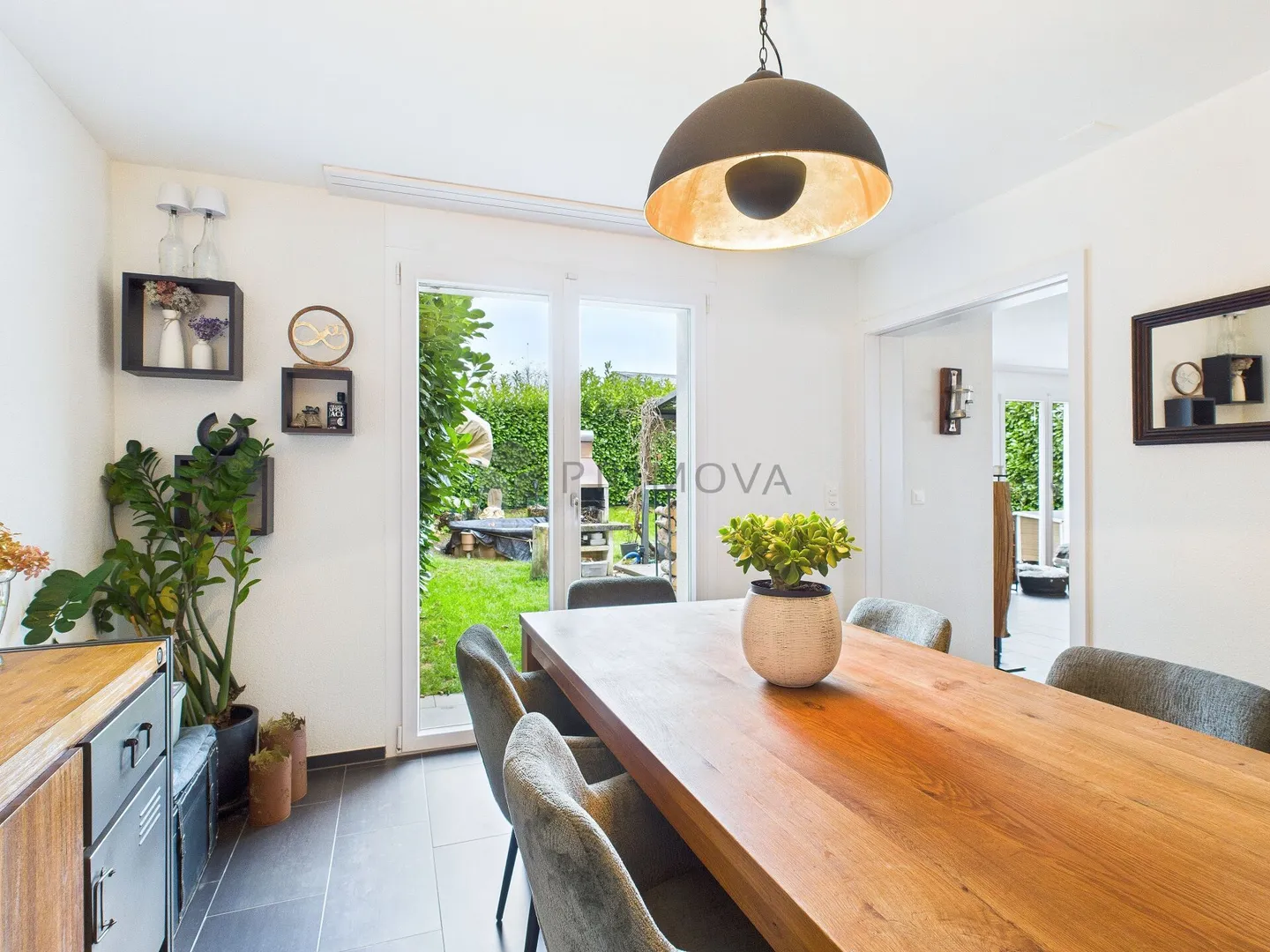 Una casa per tutta la famiglia - circondata da un giardino idilliaco, ampie terrazze e un comfort abitativo tangibile. - Foto 3 di 12