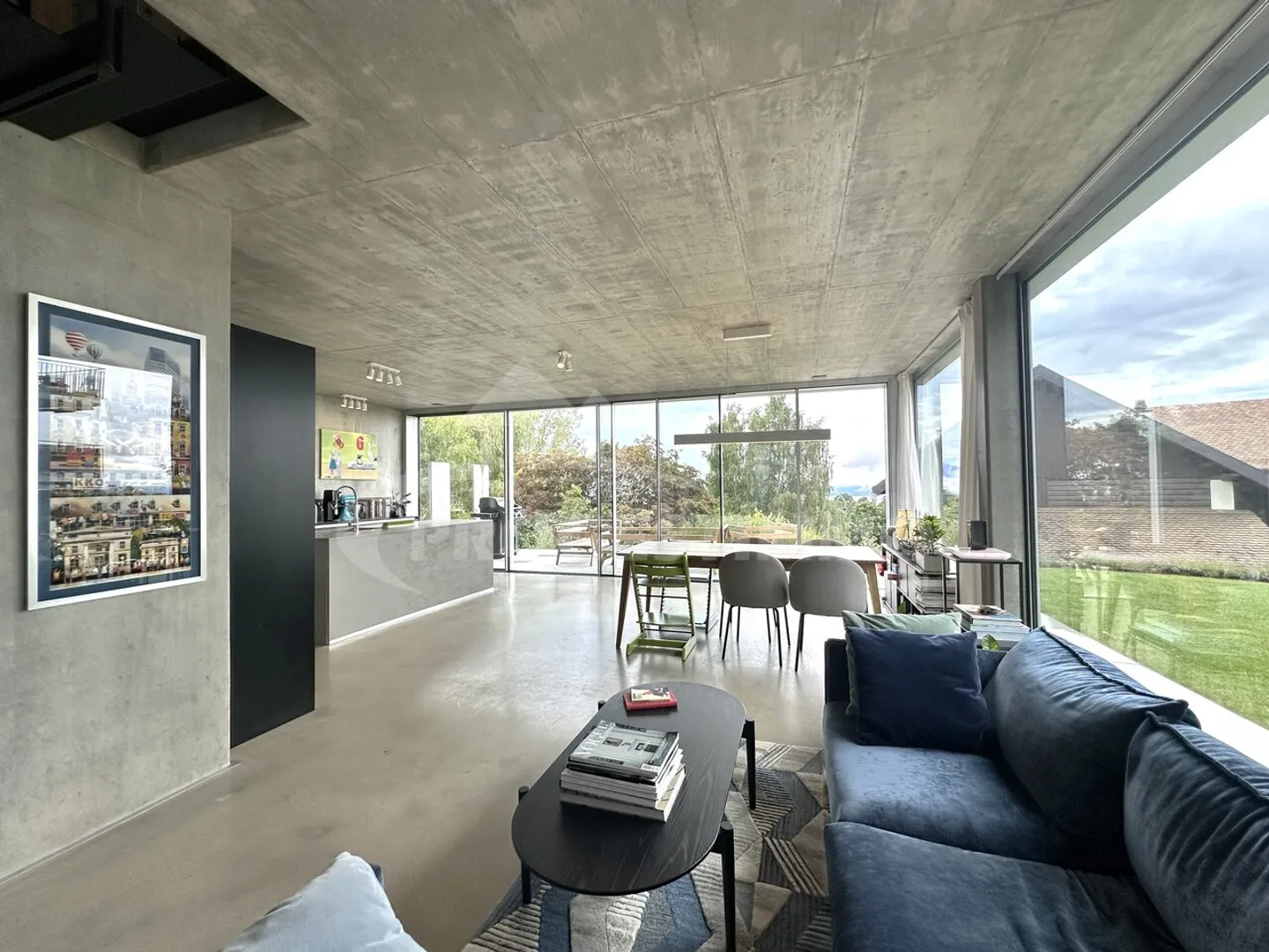 HELL UND MODERN - UNVERBAUBARES AUSBLICK - Foto 1 von 13