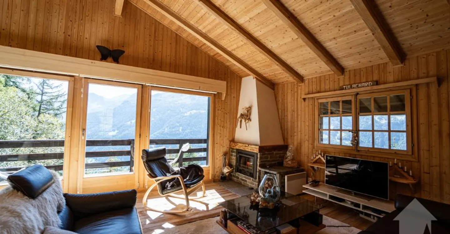 Charming chalet surrounded by nature with stunning views - Photo 3 of 12
