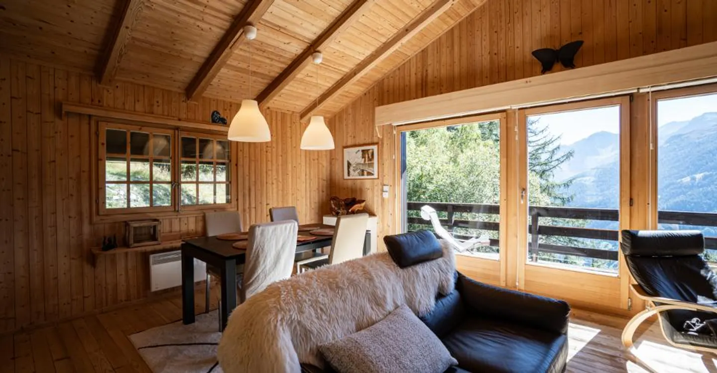 Charming chalet surrounded by nature with stunning views - Photo 4 of 12