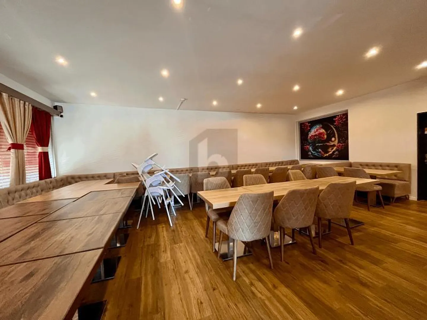 FRESHLY RENOVATED WITH LARGE TERRACE - Photo 4 of 6