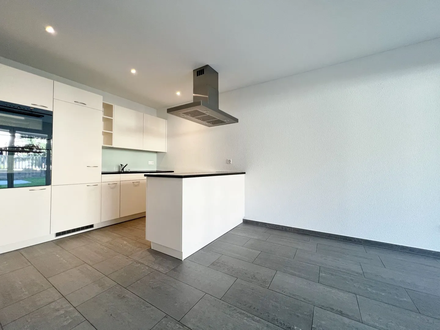 Attractive Garden Apartment in a Modern Multi-Family House - Photo 8 of 14