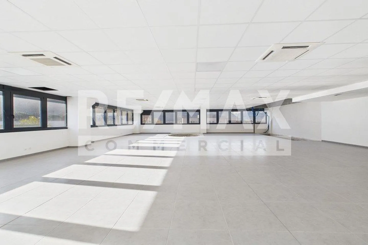 Elegant commercial property with office space - Photo 1 of 13