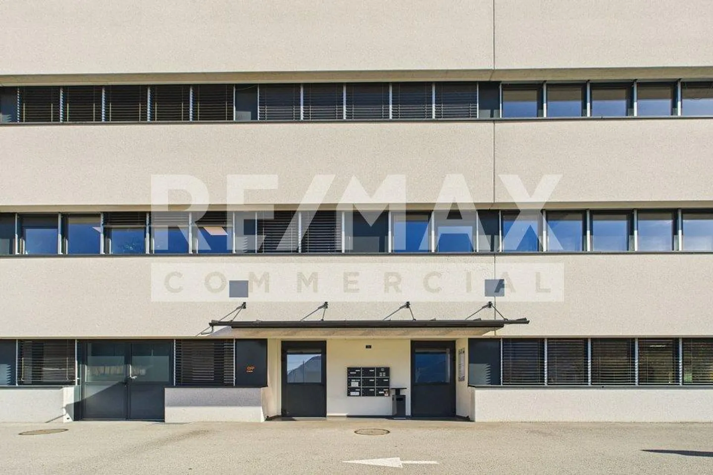 Elegant commercial property with office space - Photo 4 of 13