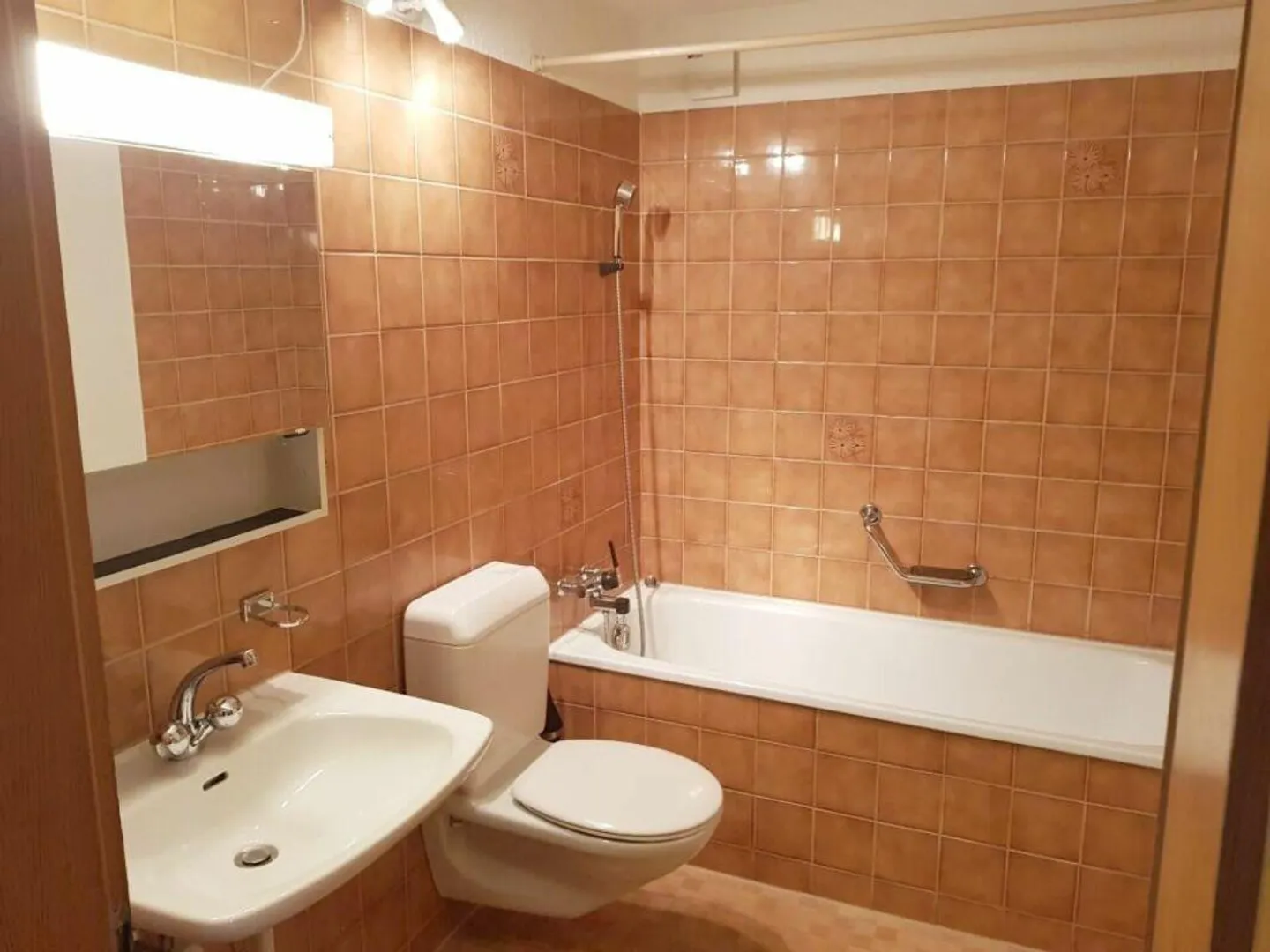 Charming, cozy apartment with garden seating area and garage! - Photo 7 of 7