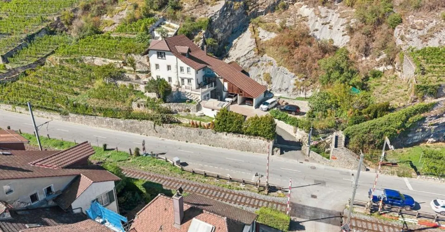 LINEE PURE E STORIA VITIVINICOLA SUL LATO DEL LAGO DI BIELLA - Foto 1 di 10