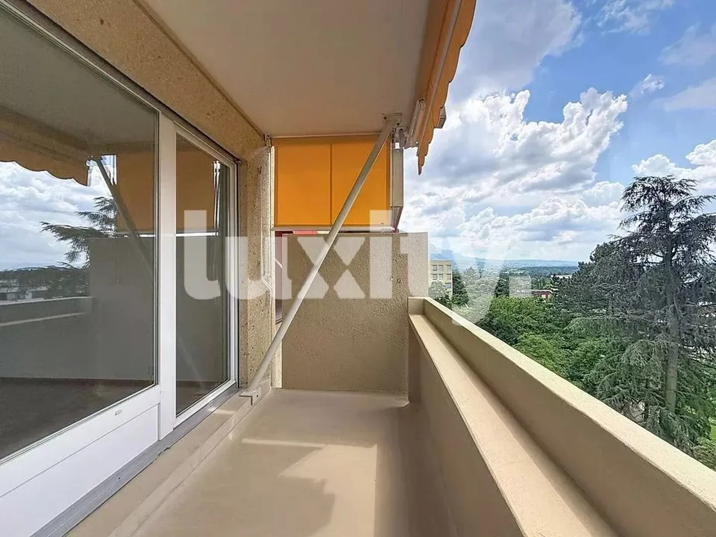 Apartment with 6 Rooms in Thônex - Photo 1 of 3