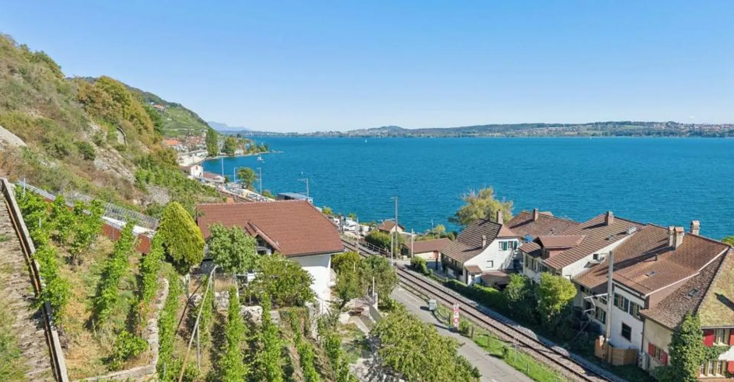 LINEE PURE E STORIA VITIVINICOLA SUL LATO DEL LAGO DI BIELLA - Foto 3 di 10