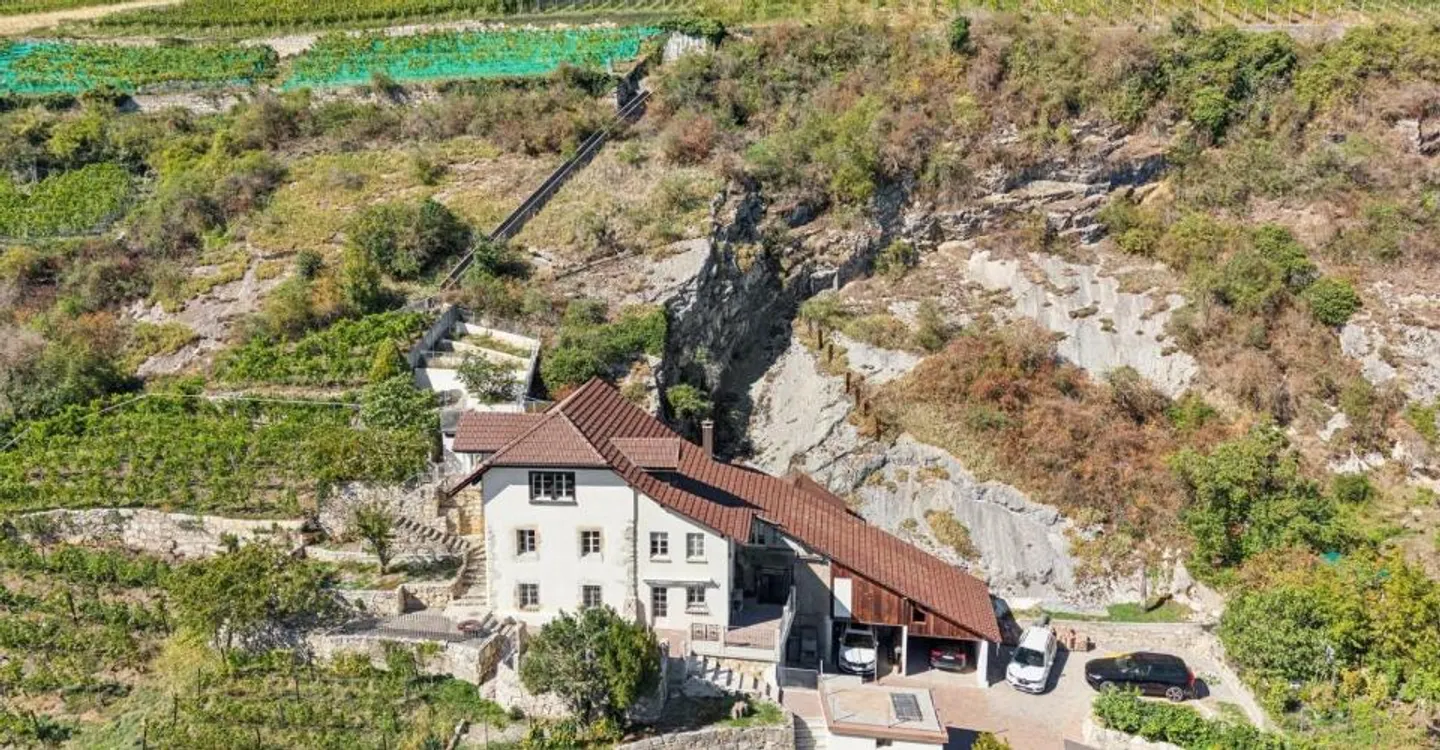 LINEE PURE E STORIA VITIVINICOLA SUL LATO DEL LAGO DI BIELLA - Foto 4 di 10