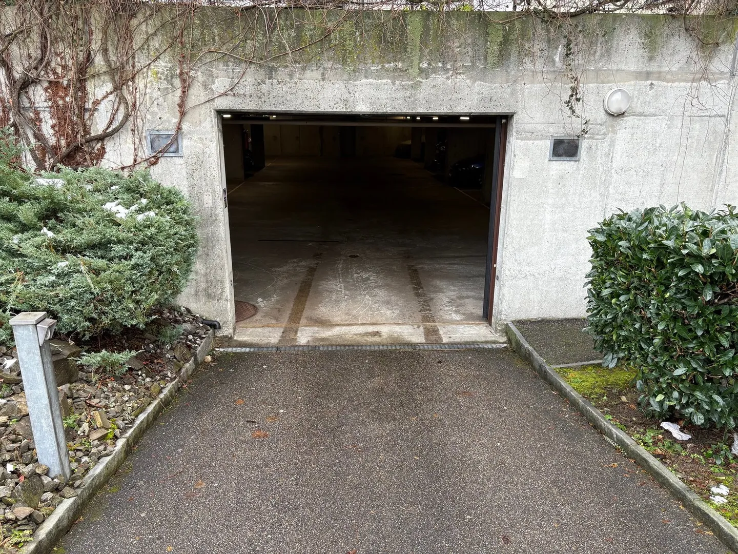 Place de parking dans un garage souterrain propre ! - Photo 2 sur 2