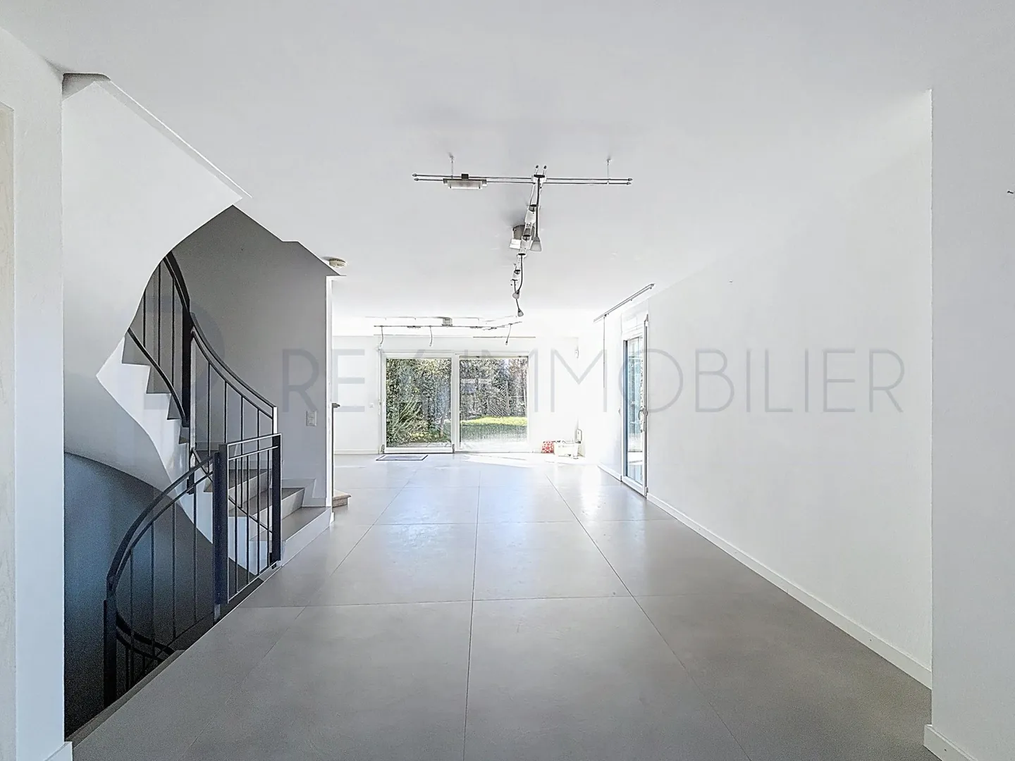 Charming Row House Villa in Residential Area - Photo 3 of 9