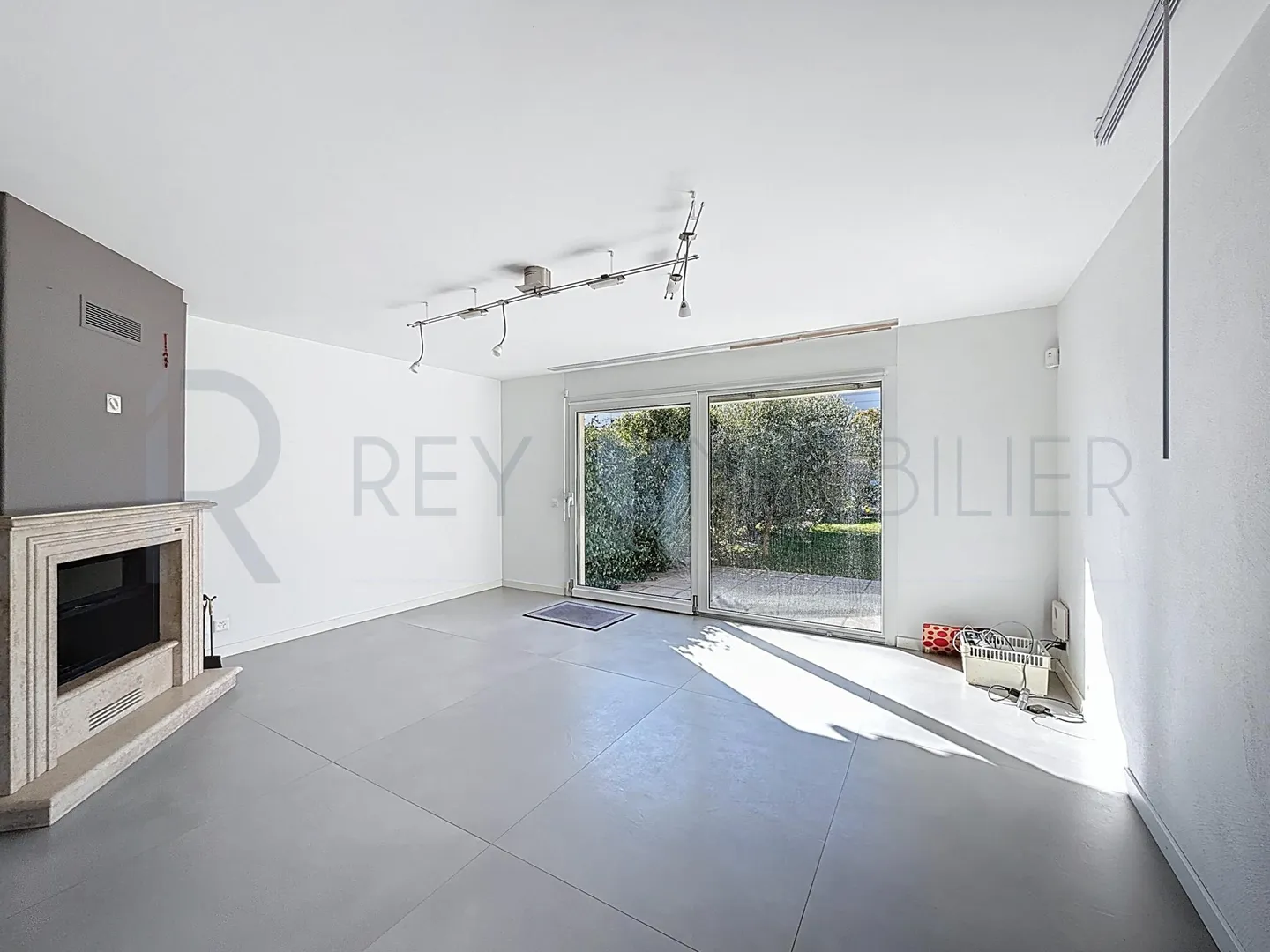 Charming Row House Villa in Residential Area - Photo 4 of 9