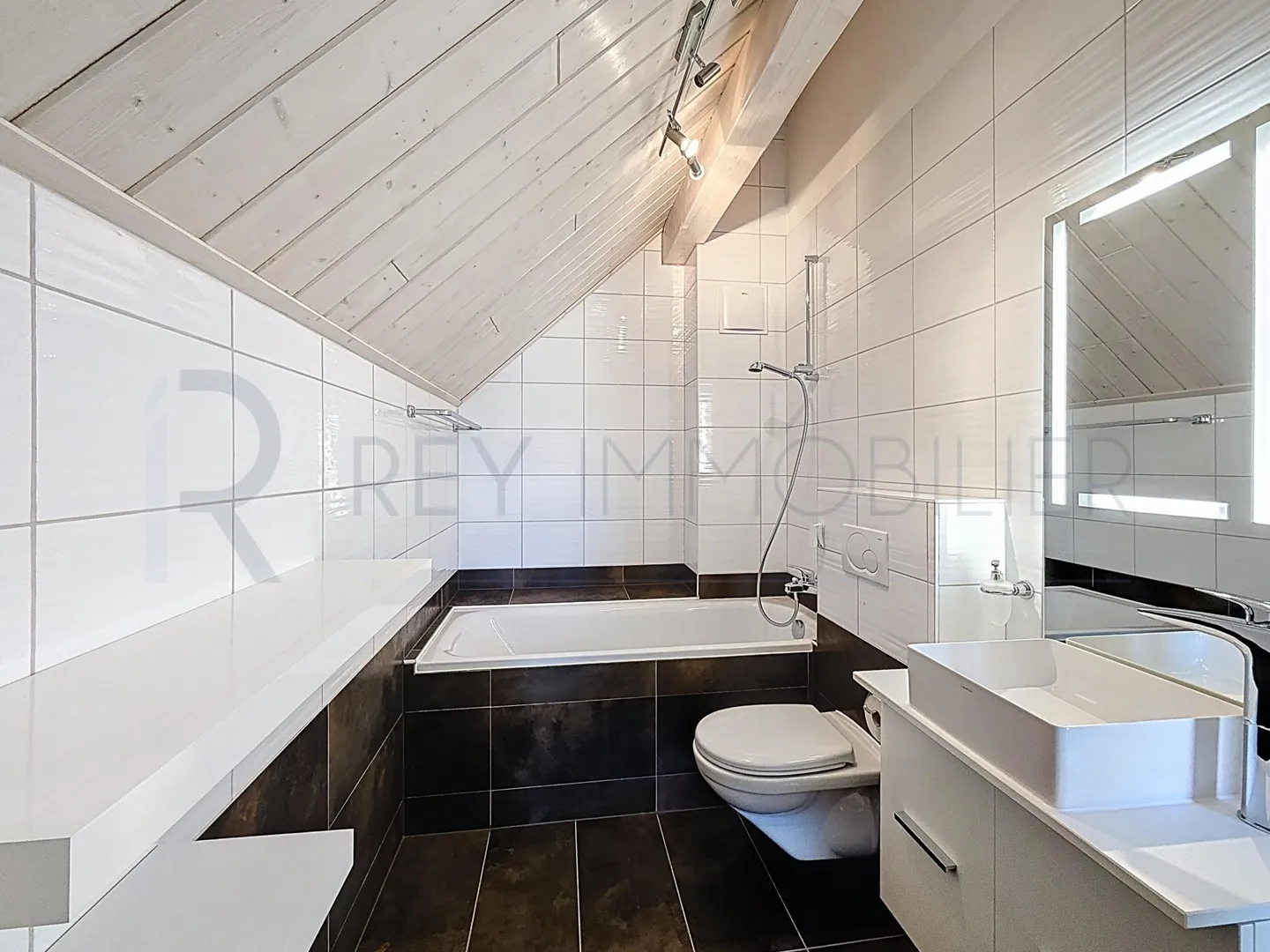 Charming Row House Villa in Residential Area - Photo 6 of 9