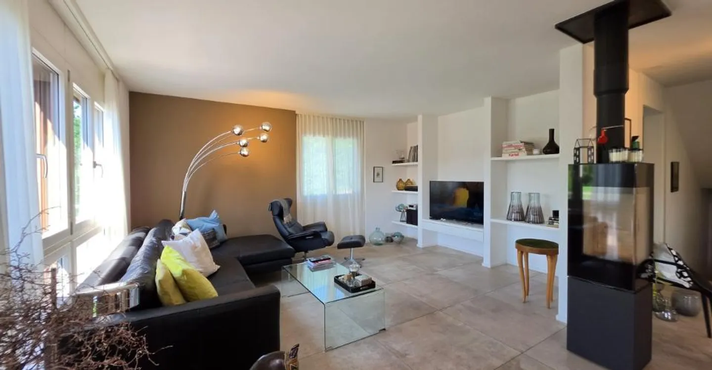 Geräumige vollständig renovierte Einzelvilla - Foto 3 von 13