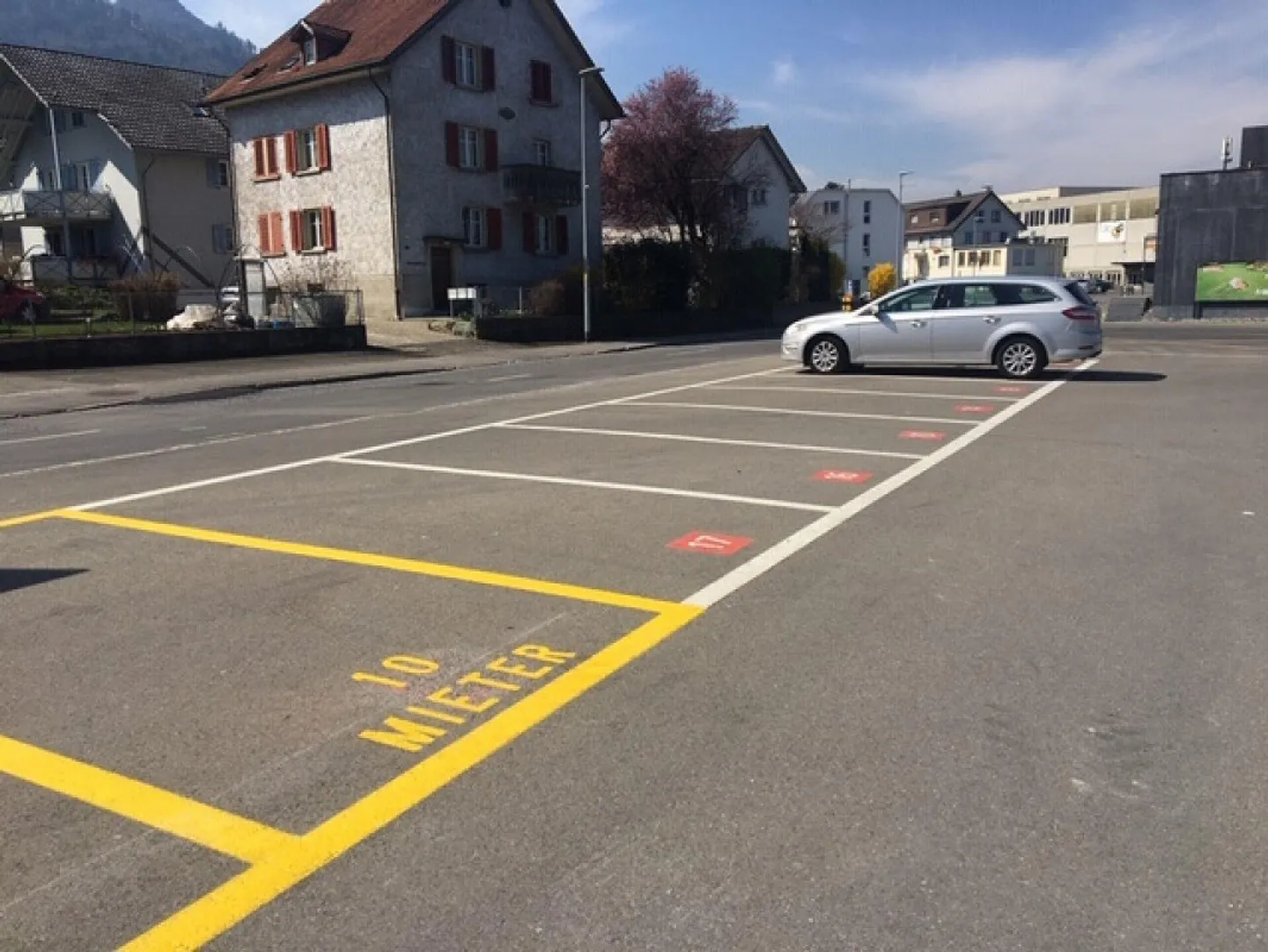 Parcheggio esterno alla stazione ferroviaria di Reichenburg - Foto 1 di 1