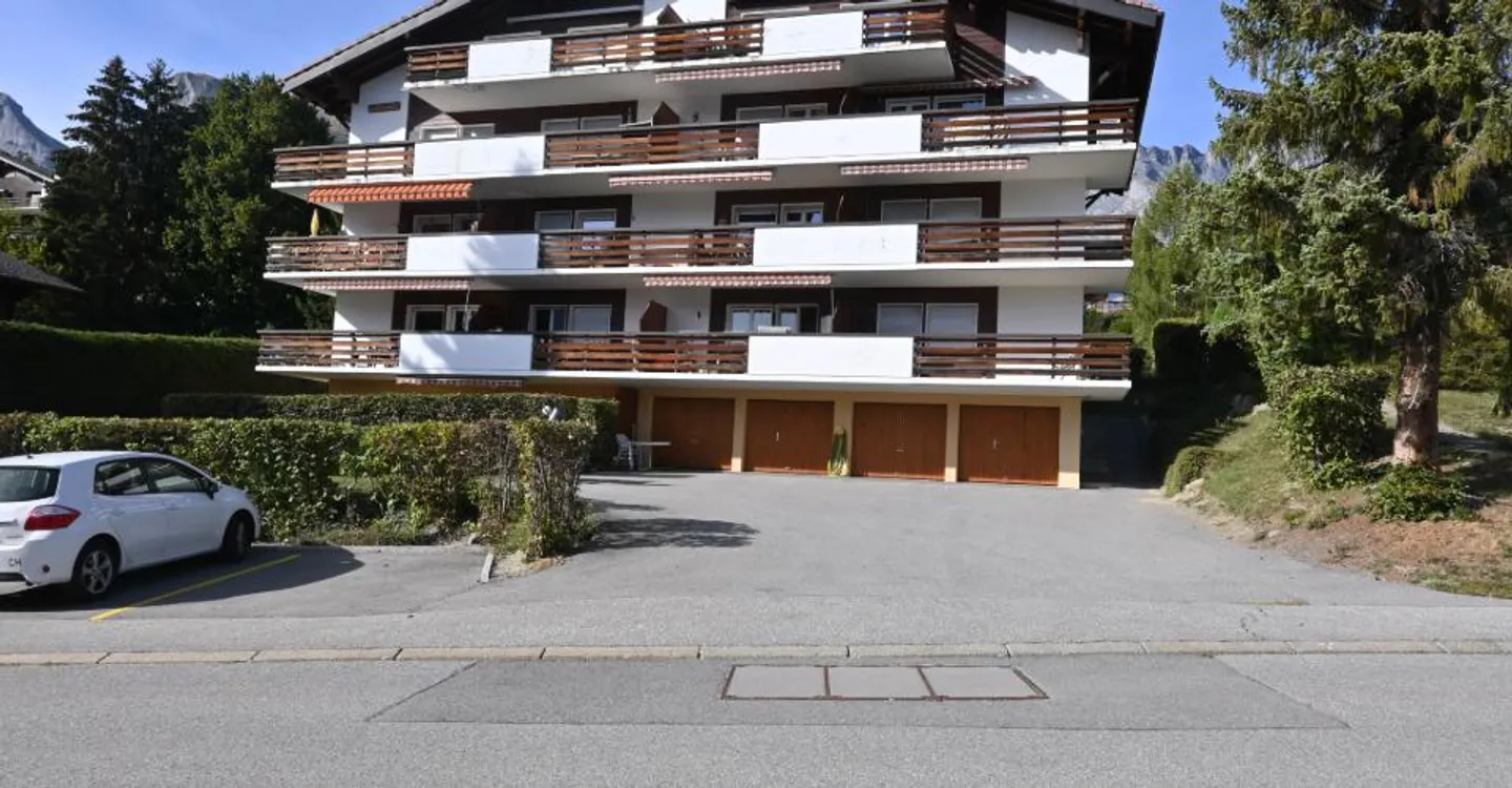 3-room apartment of approximately 71 m2, sold unfurnished, with two balconies totaling approximately 15 m2 - Photo 1 of 17