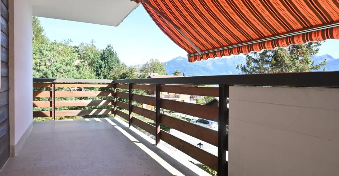 3-room apartment of approximately 71 m2, sold unfurnished, with two balconies totaling approximately 15 m2 - Photo 2 of 17