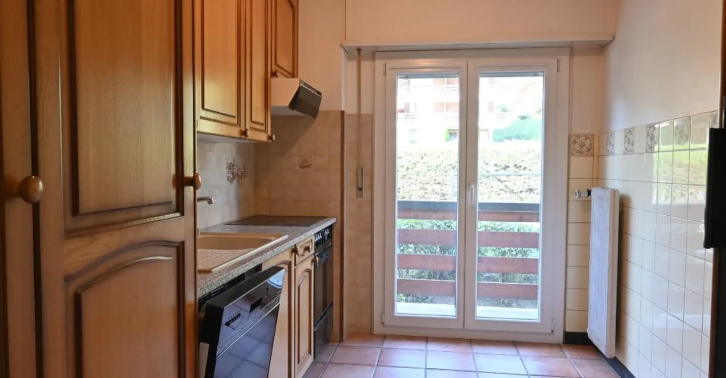 3-room apartment of approximately 71 m2, sold unfurnished, with two balconies totaling approximately 15 m2 - Photo 3 of 17