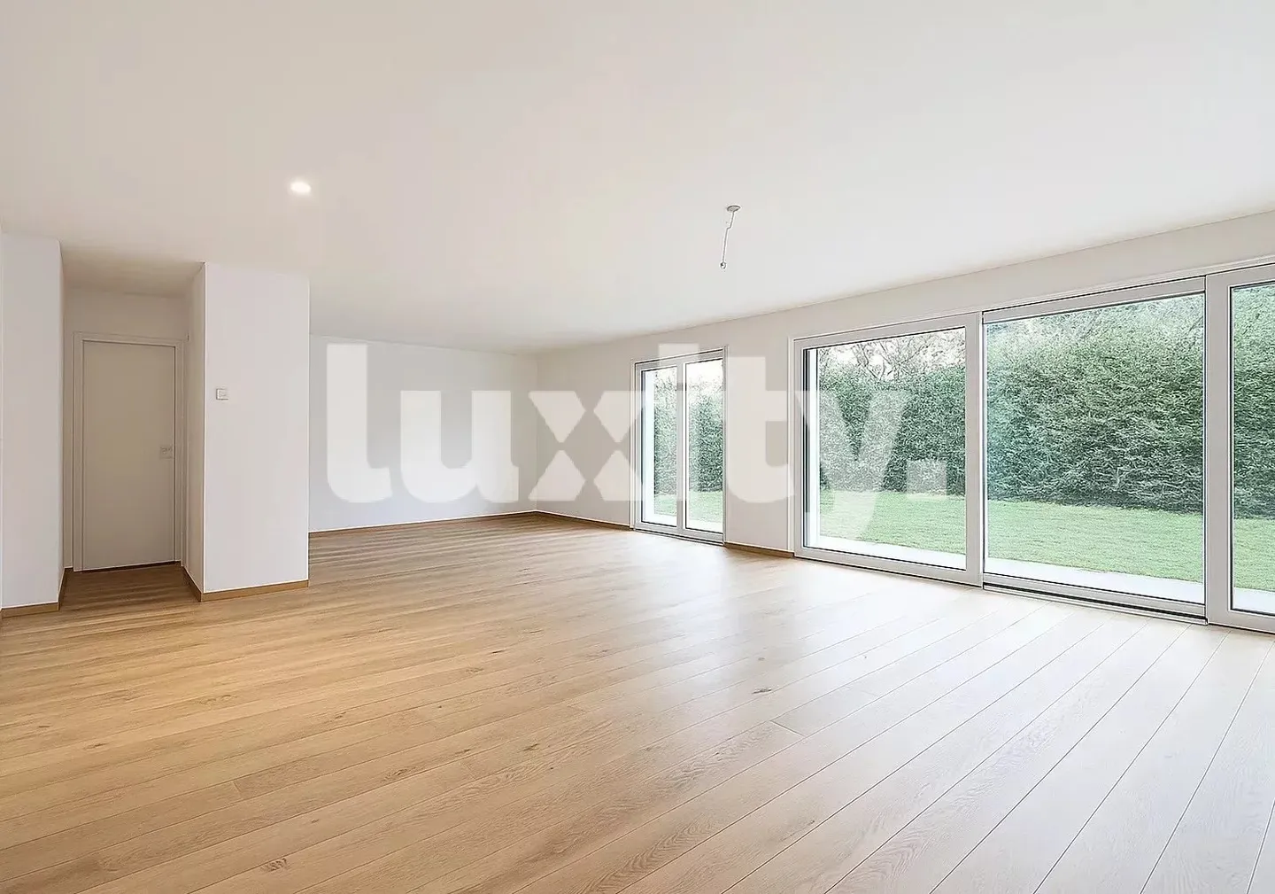 Villa Moderna di 6 Locali - Servizi Contemporanei - Foto 2 di 3