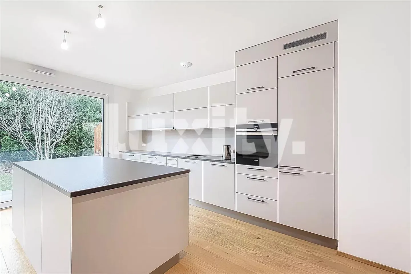 Villa Moderna di 6 Locali - Servizi Contemporanei - Foto 3 di 3