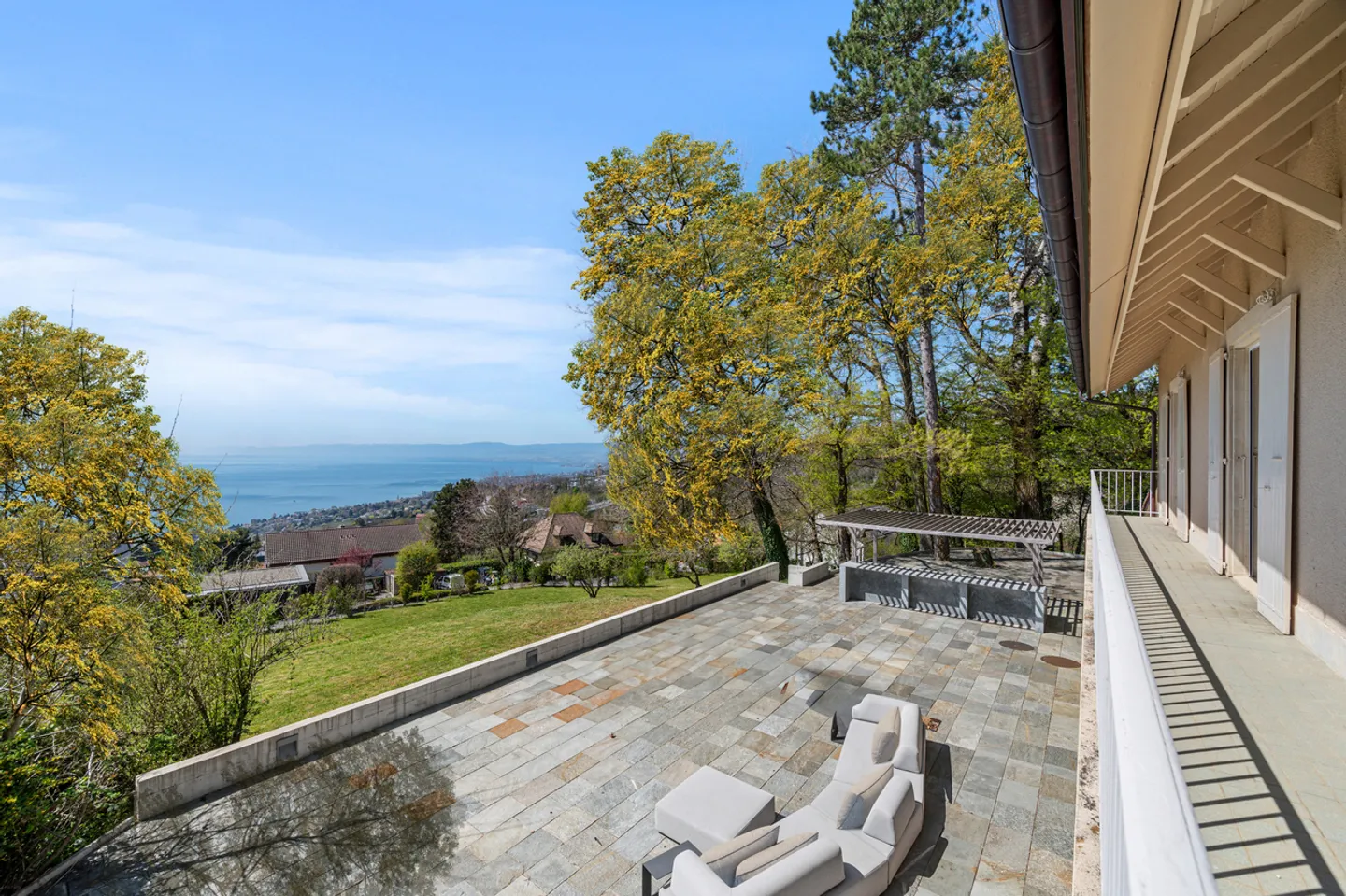 Stunning renovated property with panoramic views in Lutry - Photo 2 of 23