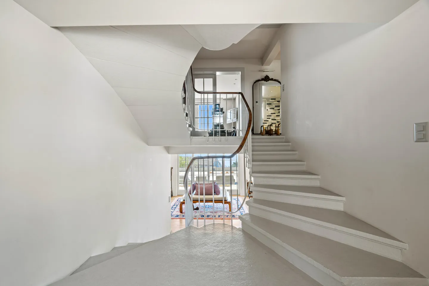 Stunning renovated property with panoramic views in Lutry - Photo 4 of 23