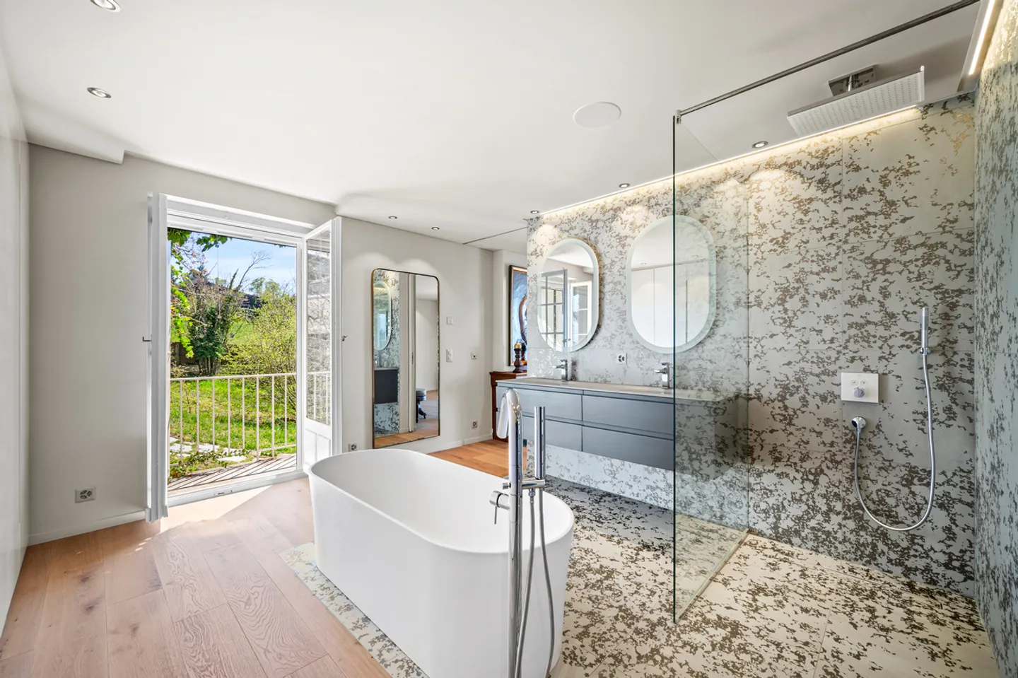 Stunning renovated property with panoramic views in Lutry - Photo 13 of 23